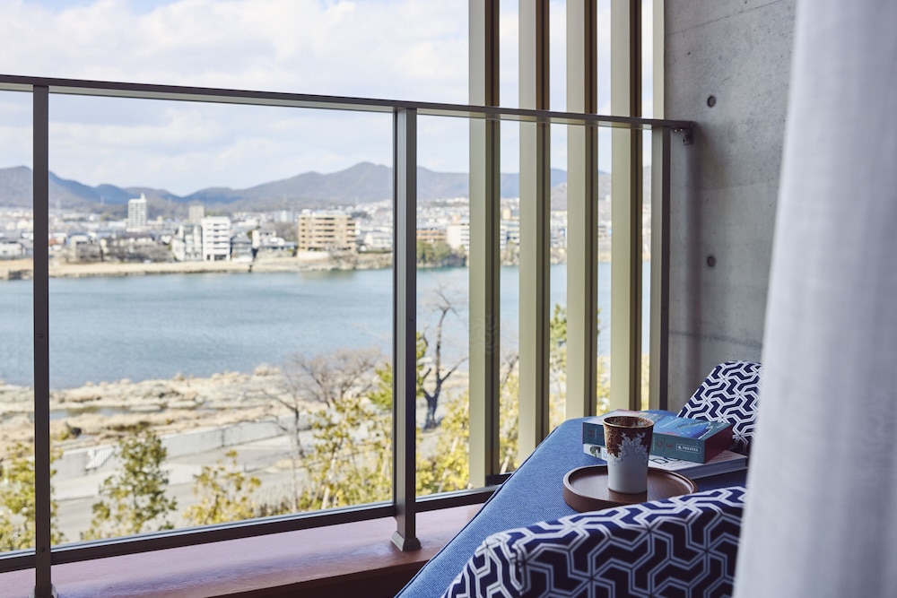 Standard Room, 1 King Bed, River View (Furnished Balcony) - Photo 4