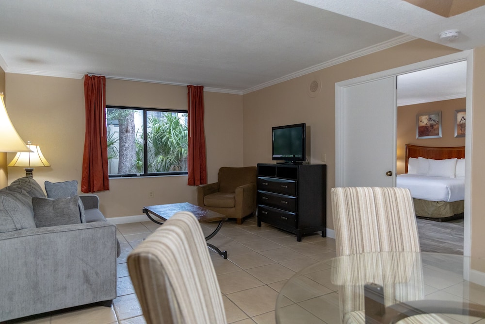 Suite, 2 Bedrooms - Photo 19