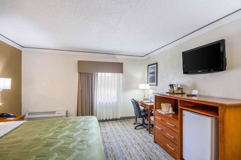 Standard Room, 1 King Bed, Non Smoking photo 3