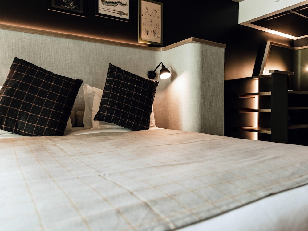 Comfort Room, Balcony (1 Queen Bed and 2 Single Beds) - Photo 1