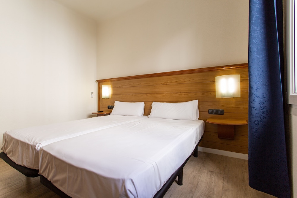 Double or Twin Room - Photo 11