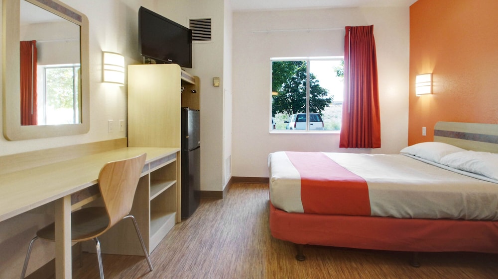 Deluxe Room, 1 Queen Bed, Non Smoking photo 3