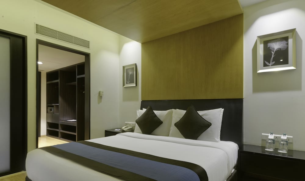 Executive Suite, 2 Twin Beds - Photo 13