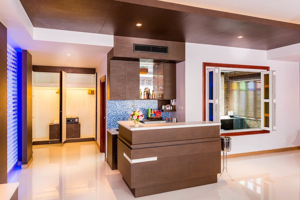 Nipa Grand Suite Room - Photo 6