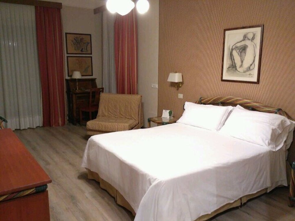 Classic Room, 3 Twin Beds thumbnail 5