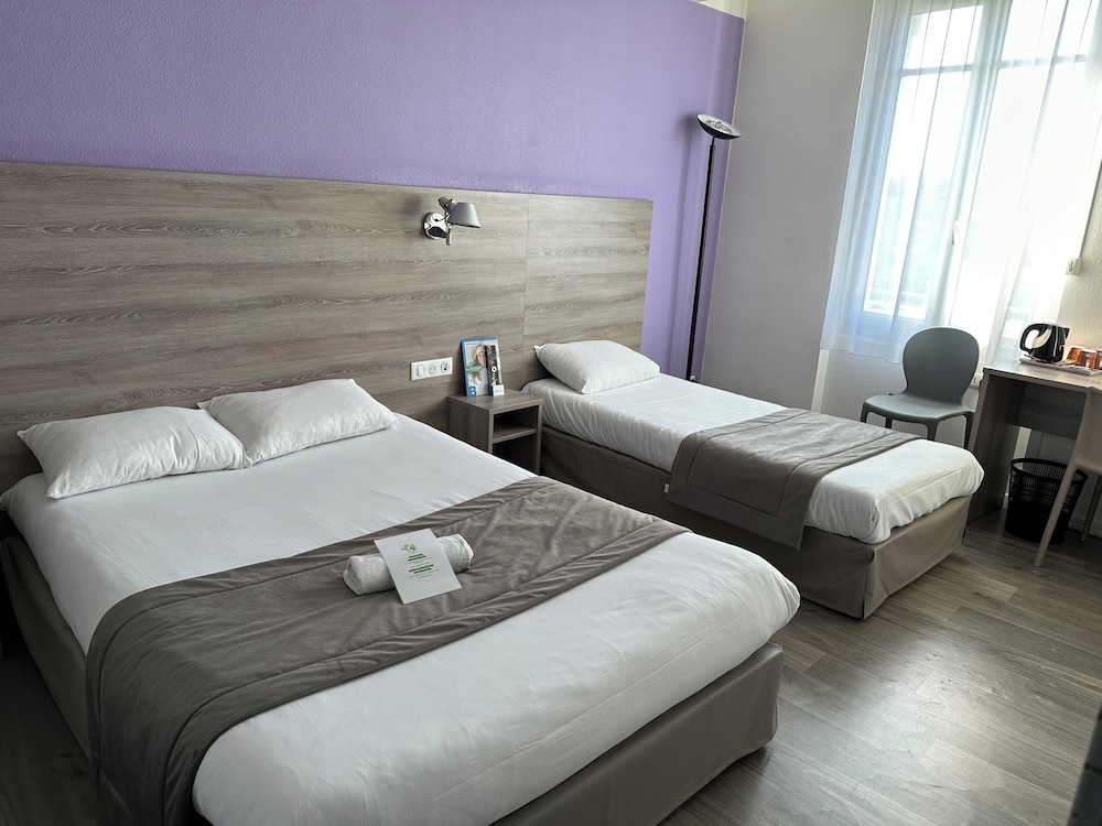 Triple Room (Large bed + 1 small bed)