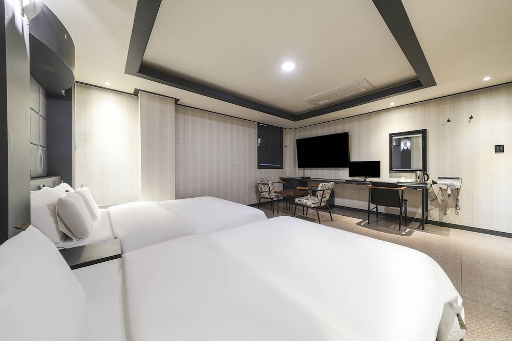Standard Triple Room, Multiple Beds photo 3