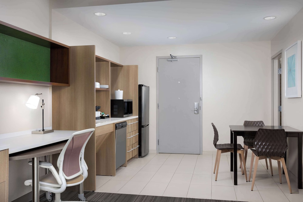 Suite, 1 King Bed, Accessible (Roll-In Shower) photo 3