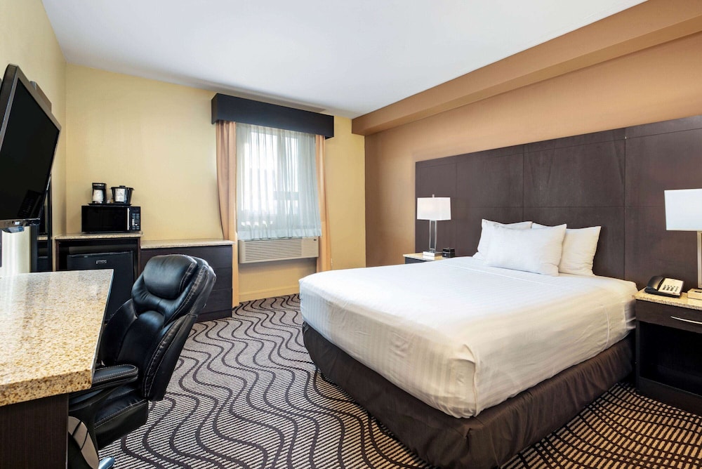 Room, 2 Queen Beds, Non Smoking (Next to Lobby) photo 2