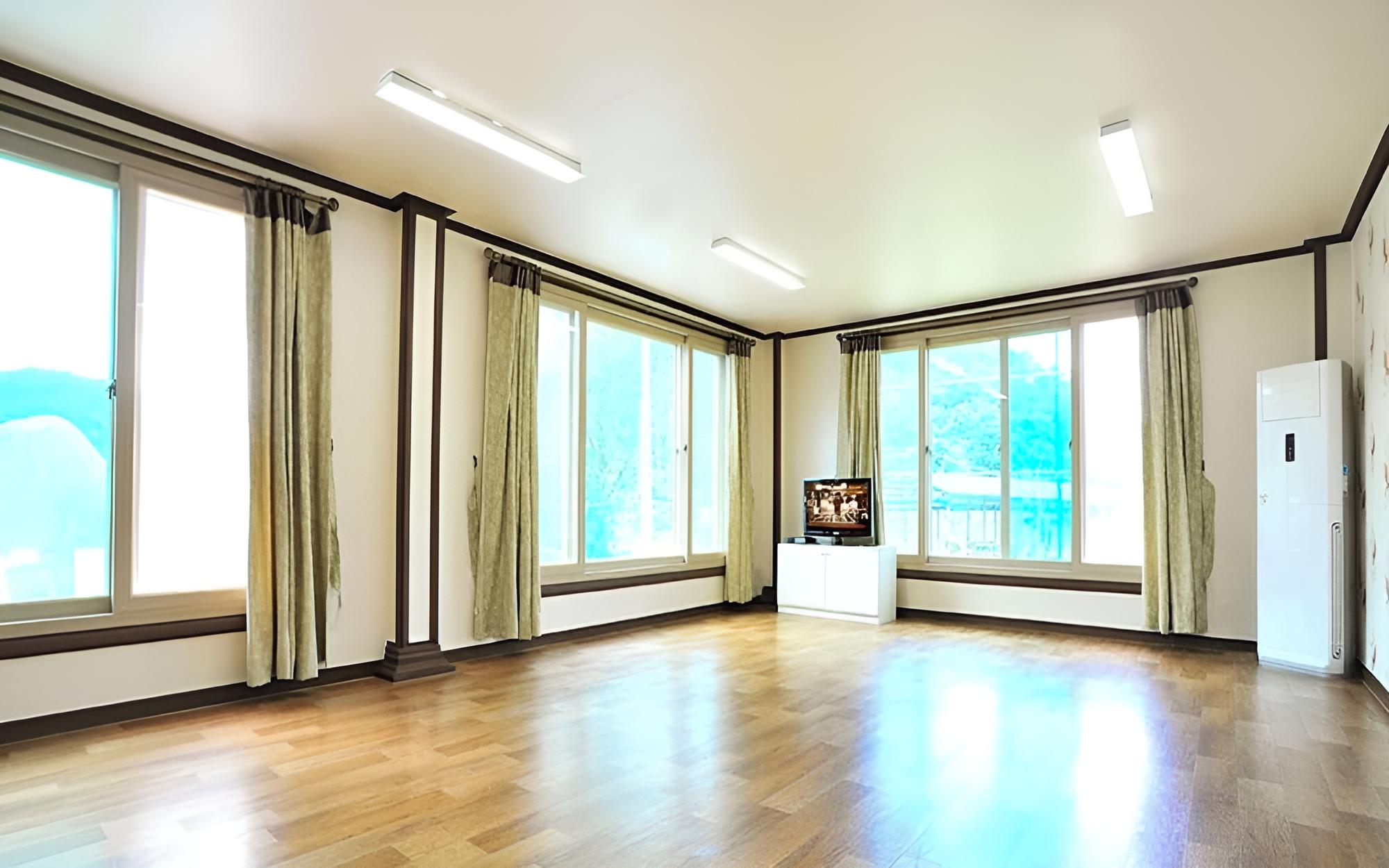 Room (Zelkova)