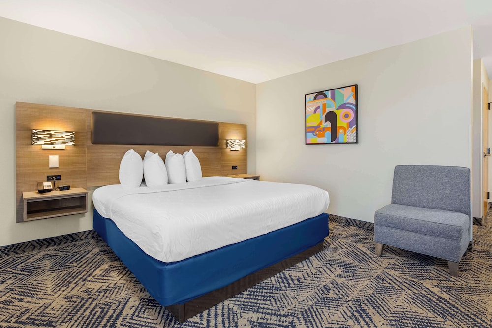 Suite, 1 King Bed, Accessible, Non Smoking (Walk-in Shower) - Photo 3