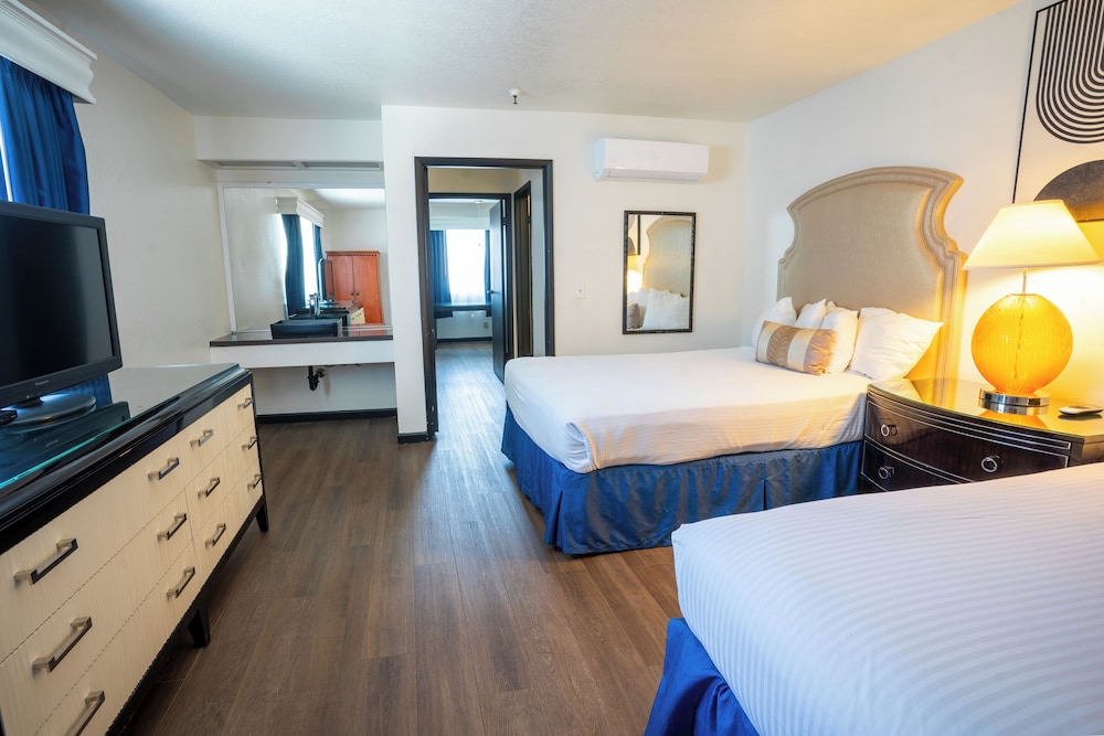Suite, Multiple Beds, Kitchenette - Photo 1