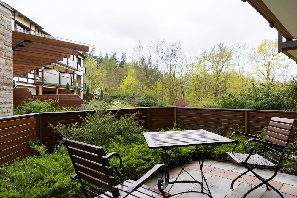Suite, Lake View