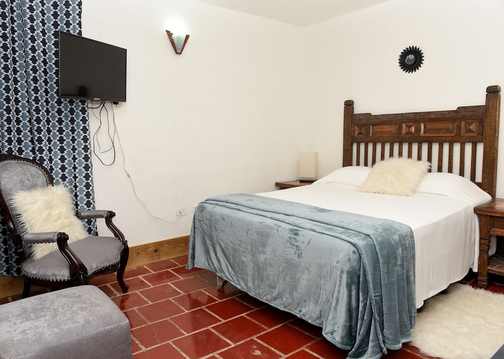 Basic Single Room, 1 Queen Bed