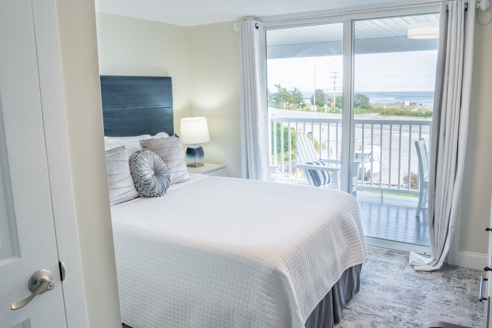 Oceanfront Queen w/ Kitchenette photo 3