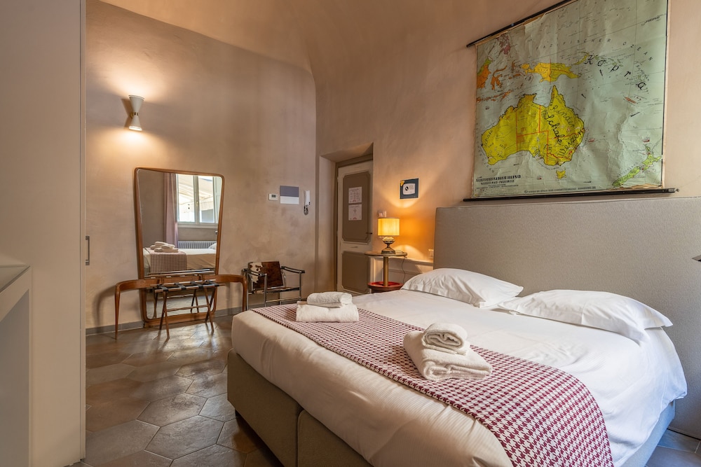 Apartment Classic, on the ground floor (Via Camillo Cavour 37)