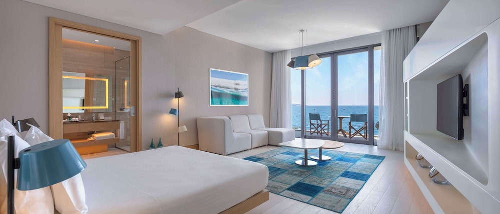 Junior Suite, 1 King Bed, Pool Access