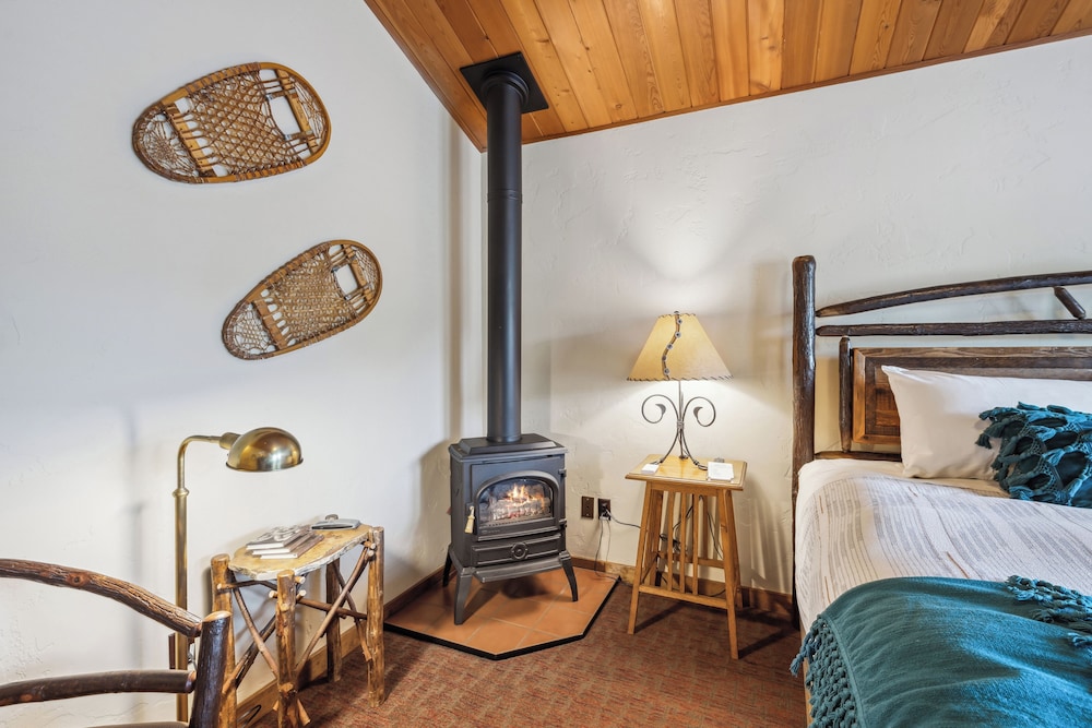 Deluxe Room, 1 King Bed, Fireplace, Mountain View (Beargrass) photo 2
