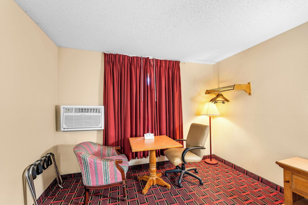 Suite, 1 King Bed, Accessible, Non Smoking - Photo 2