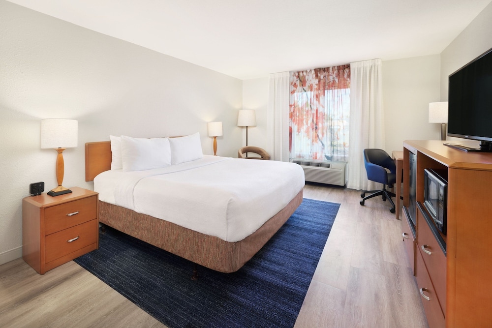 Deluxe Room, 1 King Bed with Sofa bed (Mobility Accessible, Roll-In Shower) photo 2