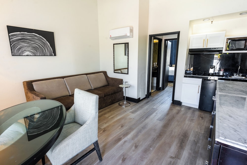 Suite, Multiple Beds, Patio (Kitchenette) - Photo 3