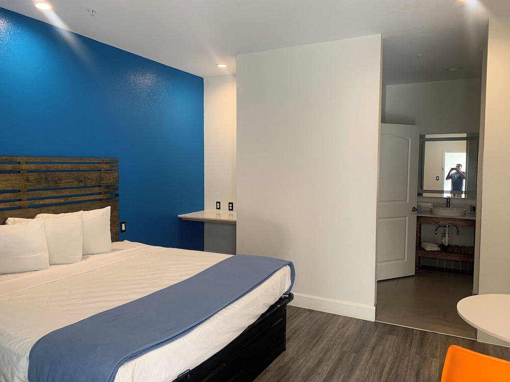 Room, 1 King Bed, Non Smoking - Photo 2