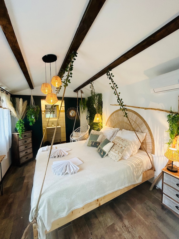 Standard Double Room, 1 Queen Bed, Non Smoking (Chambre Suspendue) photo 1