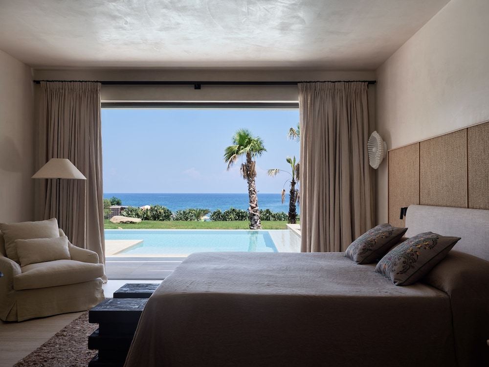 Presidential Suite, 1 King Bed, Beach View, Beachfront photo 2