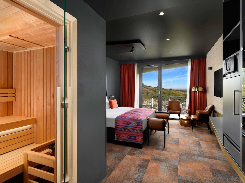 Deluxe Room, 1 King Bed, Sauna - Photo 1