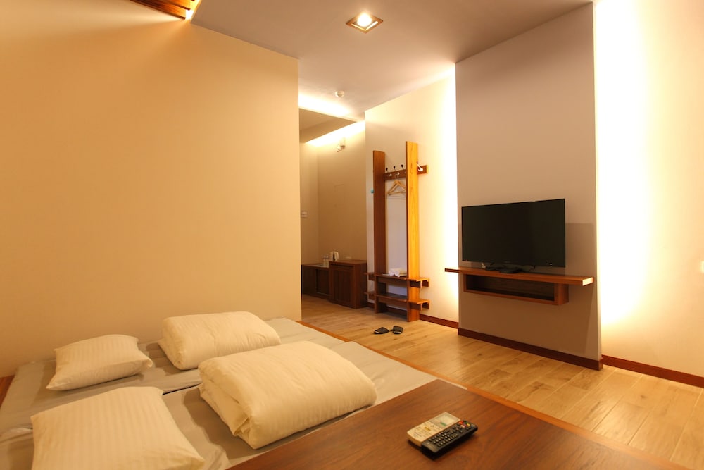 Standard Twin Room, Multiple Beds, Non Smoking (104) photo 1