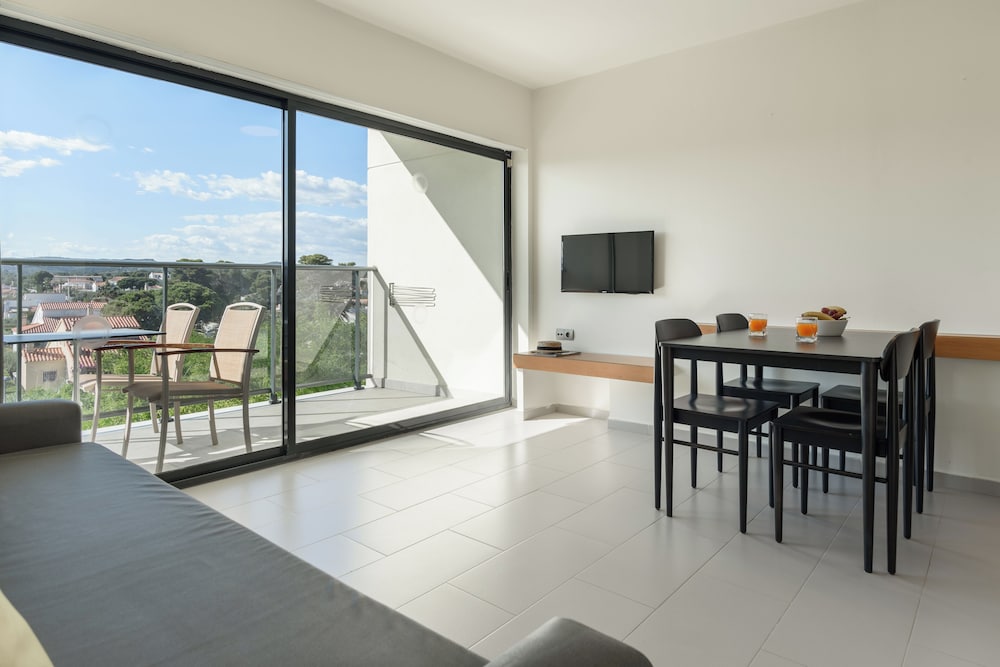 Habitación Doble, Vista a la Montaña (2 Adultos y 2 Niños)