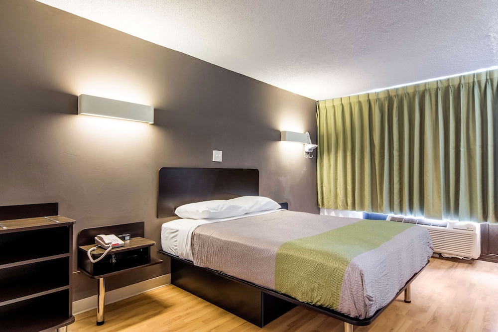 Deluxe Room, 1 Queen Bed, Non Smoking, Kitchenette photo 3