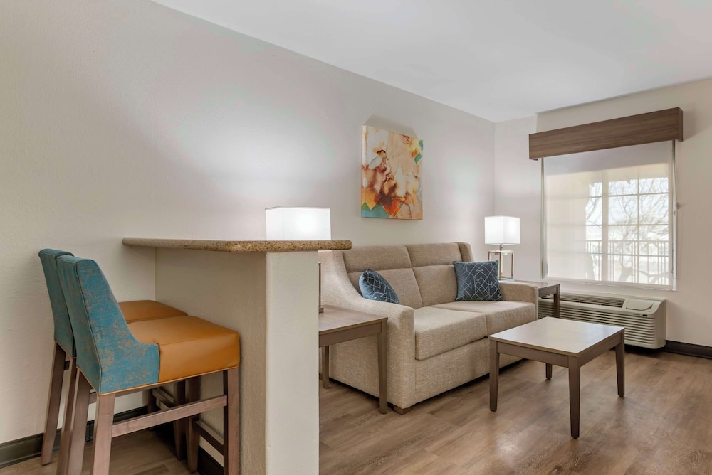 Suite, 1 Queen Bed, Non Smoking, Refrigerator & Microwave (Separate Living Room;with Sofabed) photo 3