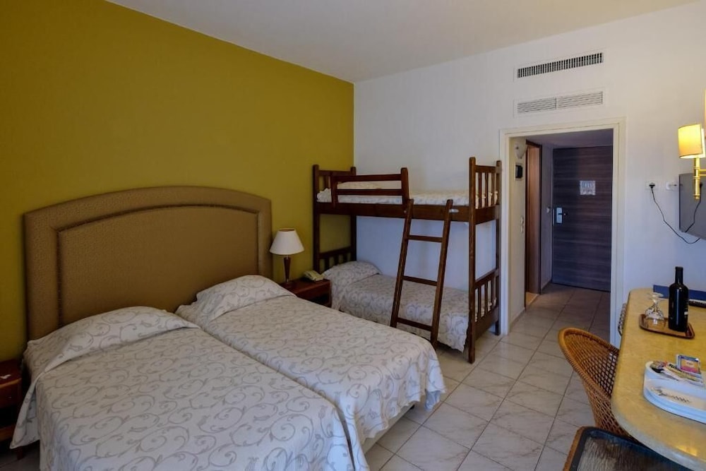 Bungalow Family Room With Bunk Beds Garden View photo 2