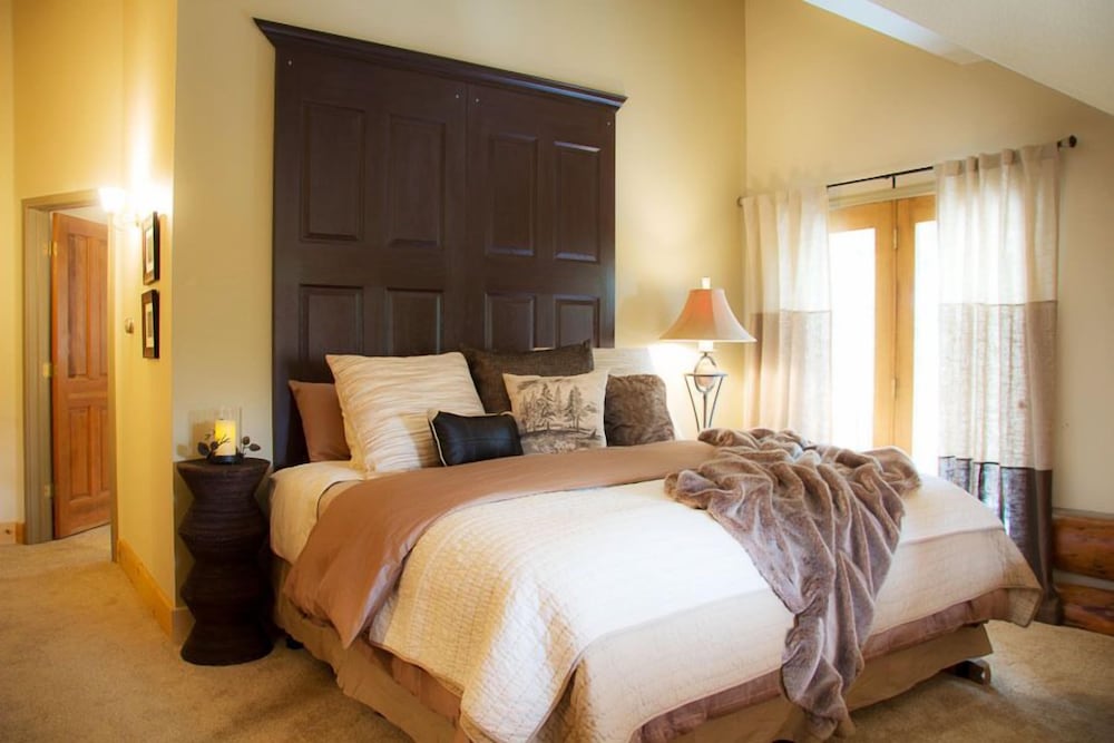 Luxury Suite, 1 King Bed, Balcony, Valley View