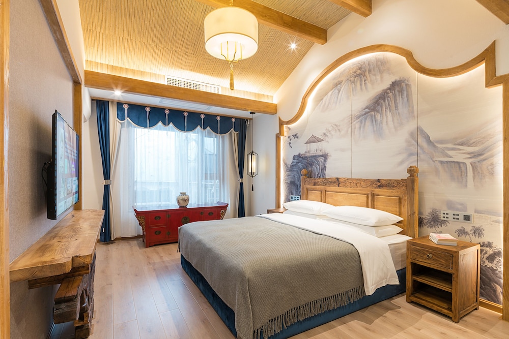 Premium Suite, 1 King Bed, Bathtub photo 2