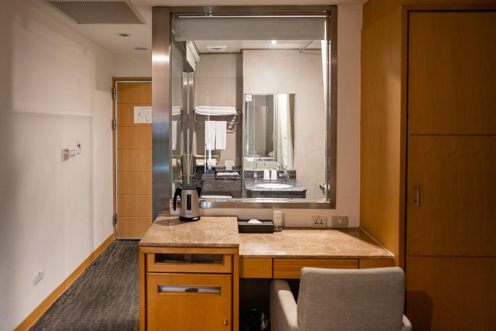 Deluxe Double Room w/ balcony - Photo 9