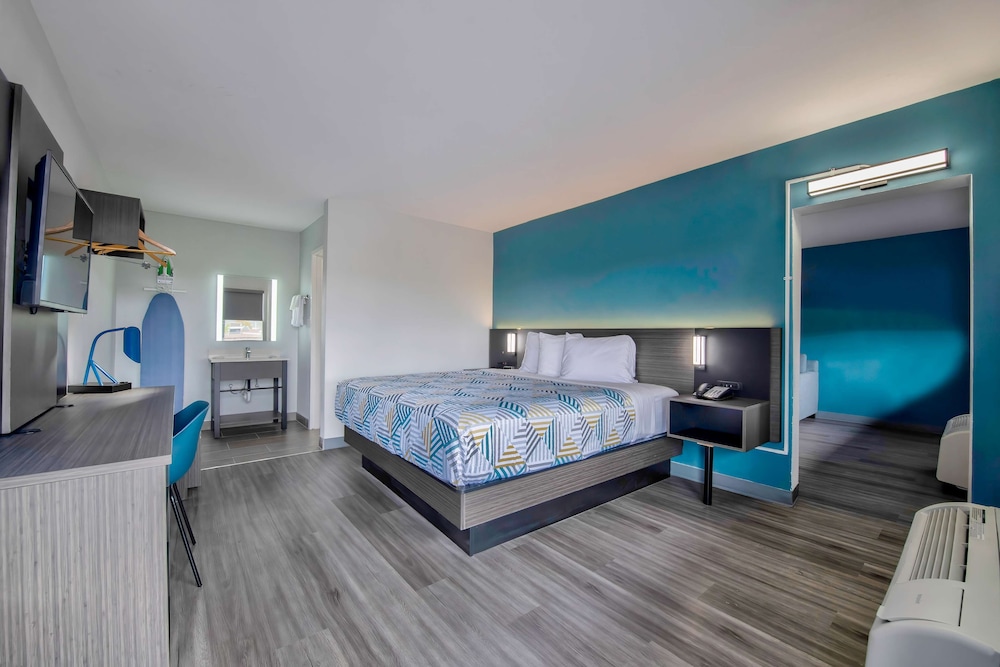 Standard Suite, 1 King Bed, Non Smoking, Kitchenette - Photo 1