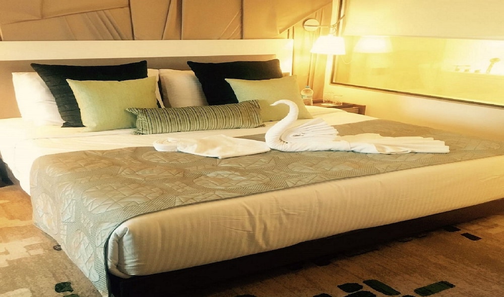Suite Room with Airport Transfer - Photo 2