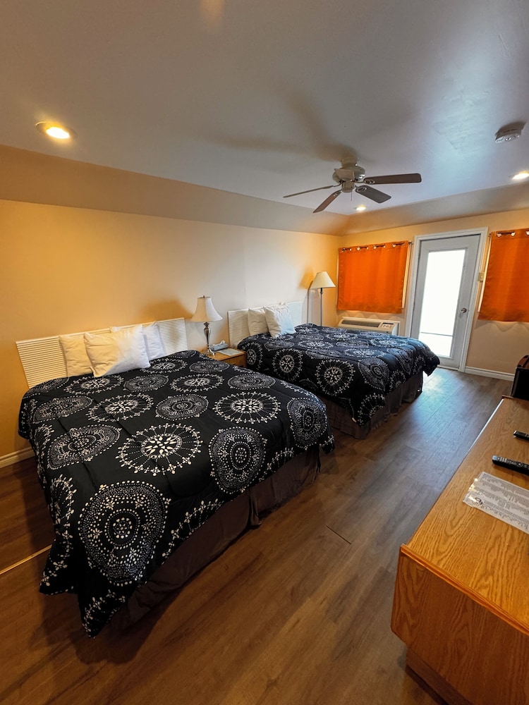 Comfort Cabin, 2 Queen Beds, Partial Lake View photo 3