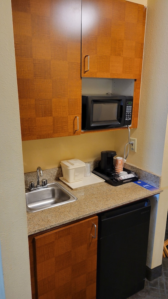Suite, Multiple Beds, Non Smoking - Photo 21