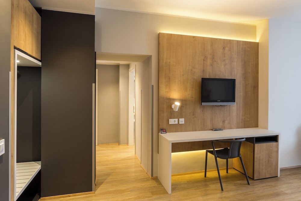 Deluxe Suite - Photo 5
