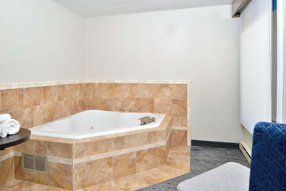 Suite, 1 King Bed, Jetted Tub - Photo 9