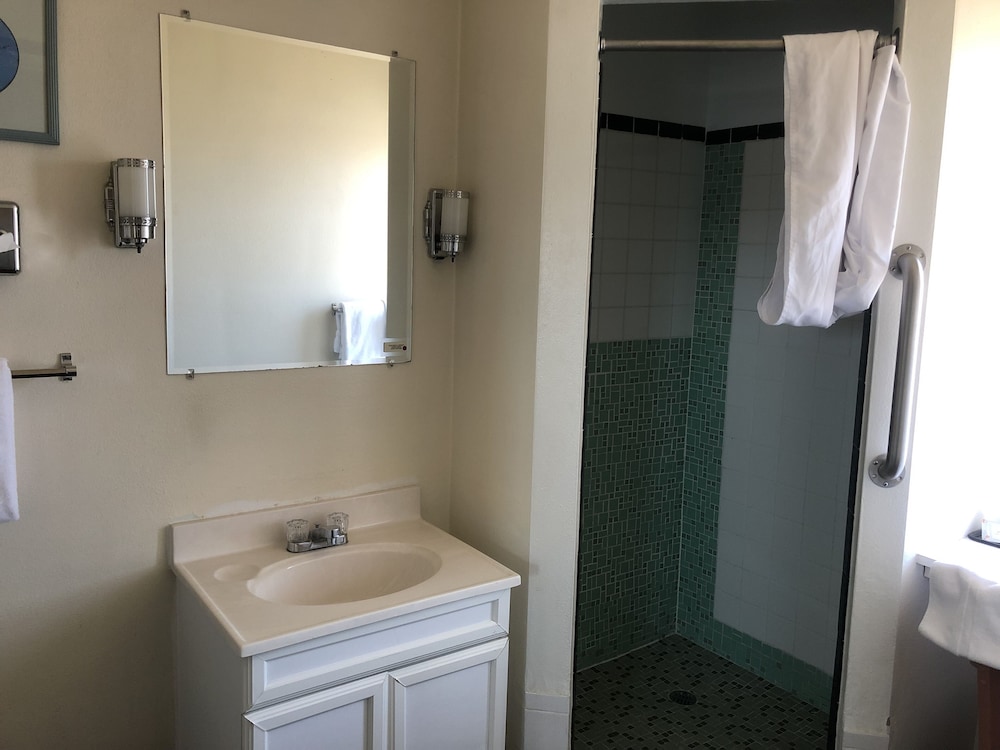 Standard Single Room, 1 King Bed - Photo 11