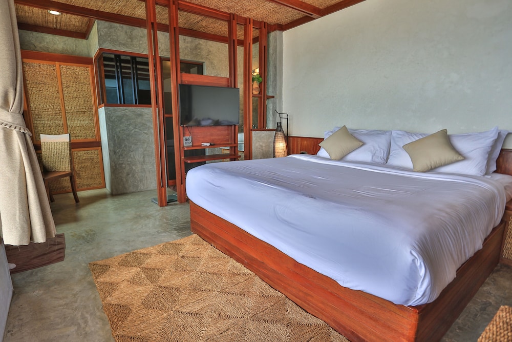 Deluxe Room, 1 King Bed, Beach View, Beachfront photo 3