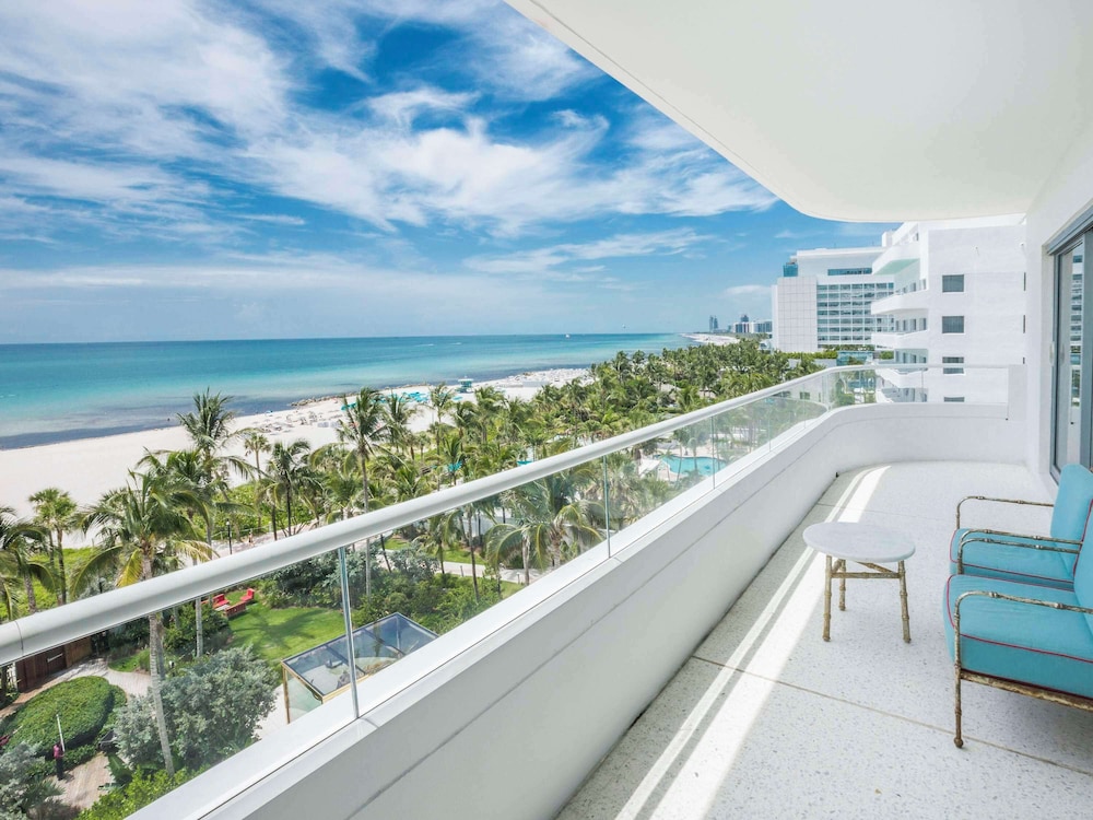 Premier Oceanfront View Corner Junior Suite (Accessible)