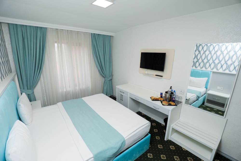 Economy Double or Twin Room, Pool Access, City View photo 2