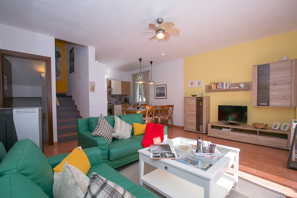 Family Townhome, Multiple Beds, 2 Bathrooms, Garden Area (Casa Margareta) photo 3