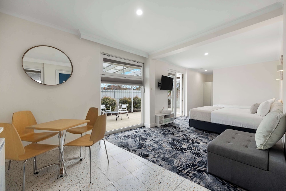 Superior Room, Multiple Beds, Kitchenette, Courtyard Area - Photo 5
