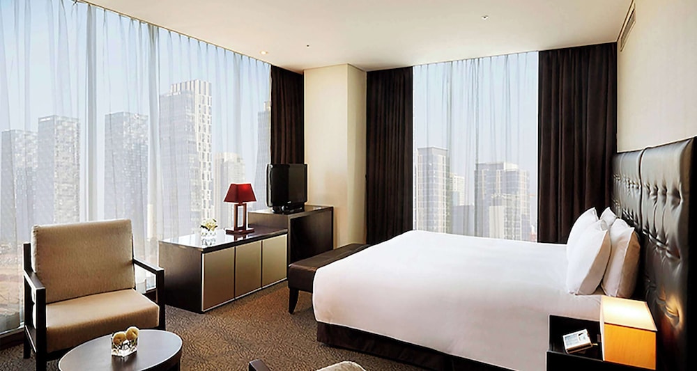 Deluxe Suite, 1 King Bed, Non Smoking, Park View (Living Room)